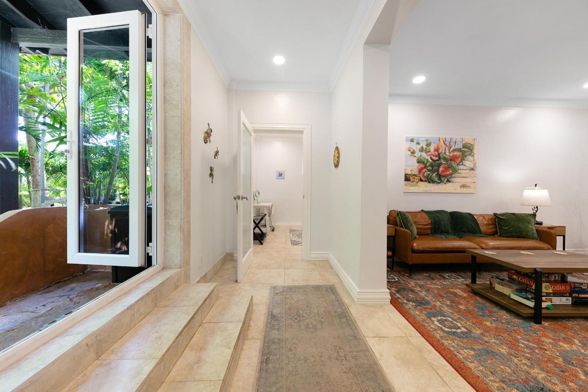 Island Gardens Family Escape, Pool & Car Included Apartment