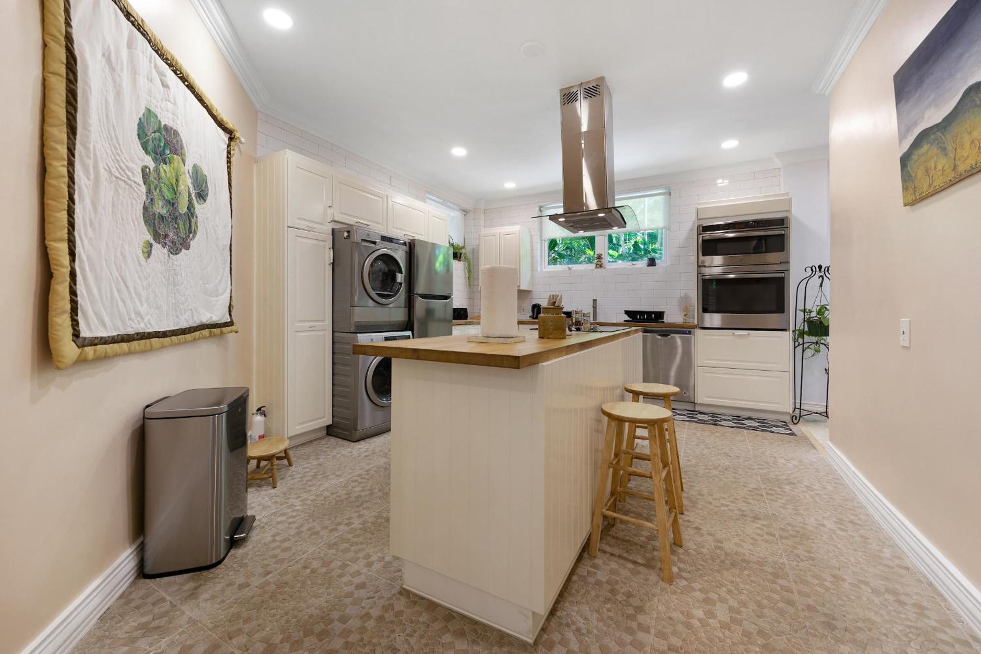 Apartment Island Gardens Family Escape, Pool & Car Included *