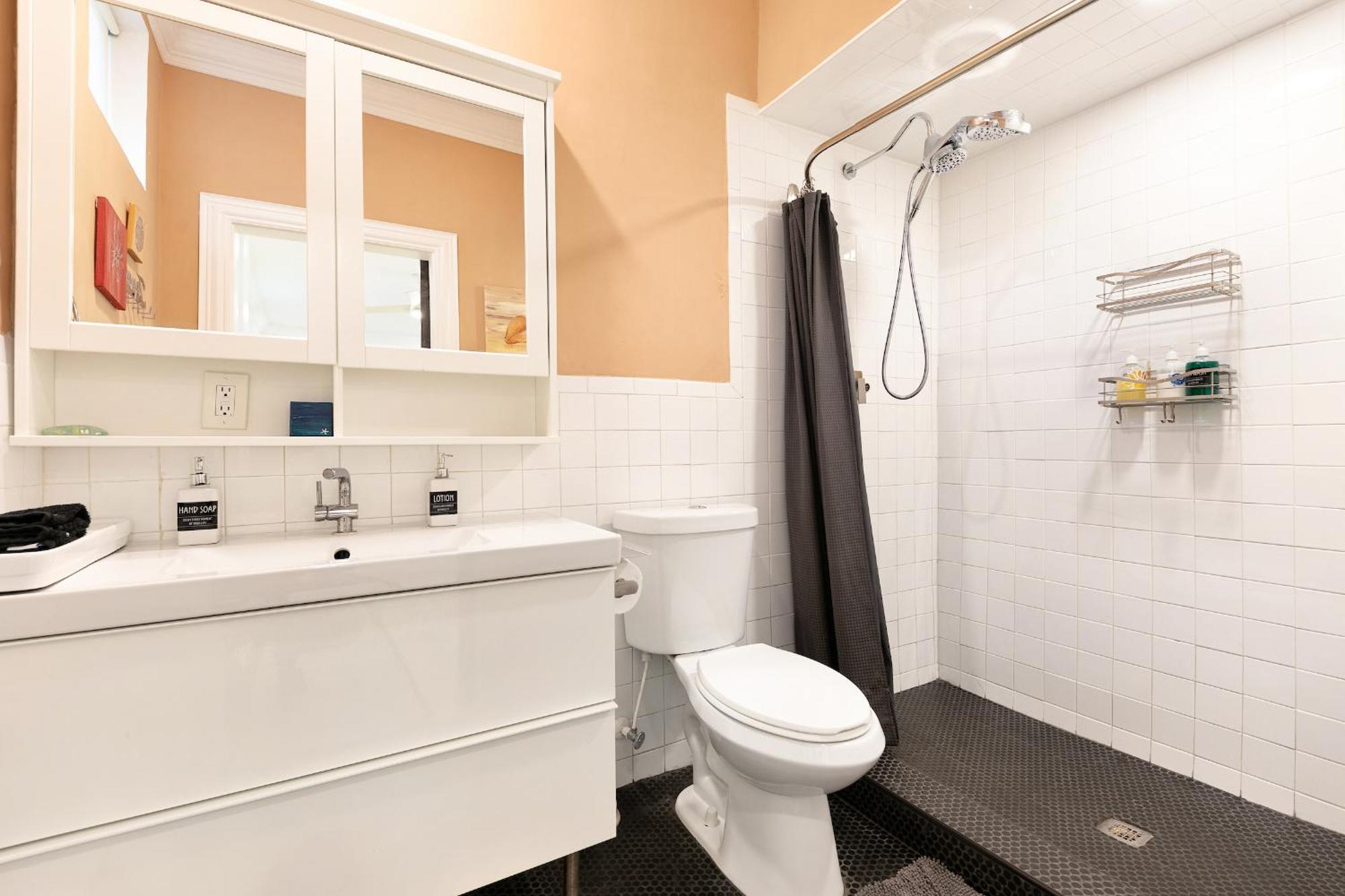 Island Gardens Family Escape, Pool & Car Included Apartment *